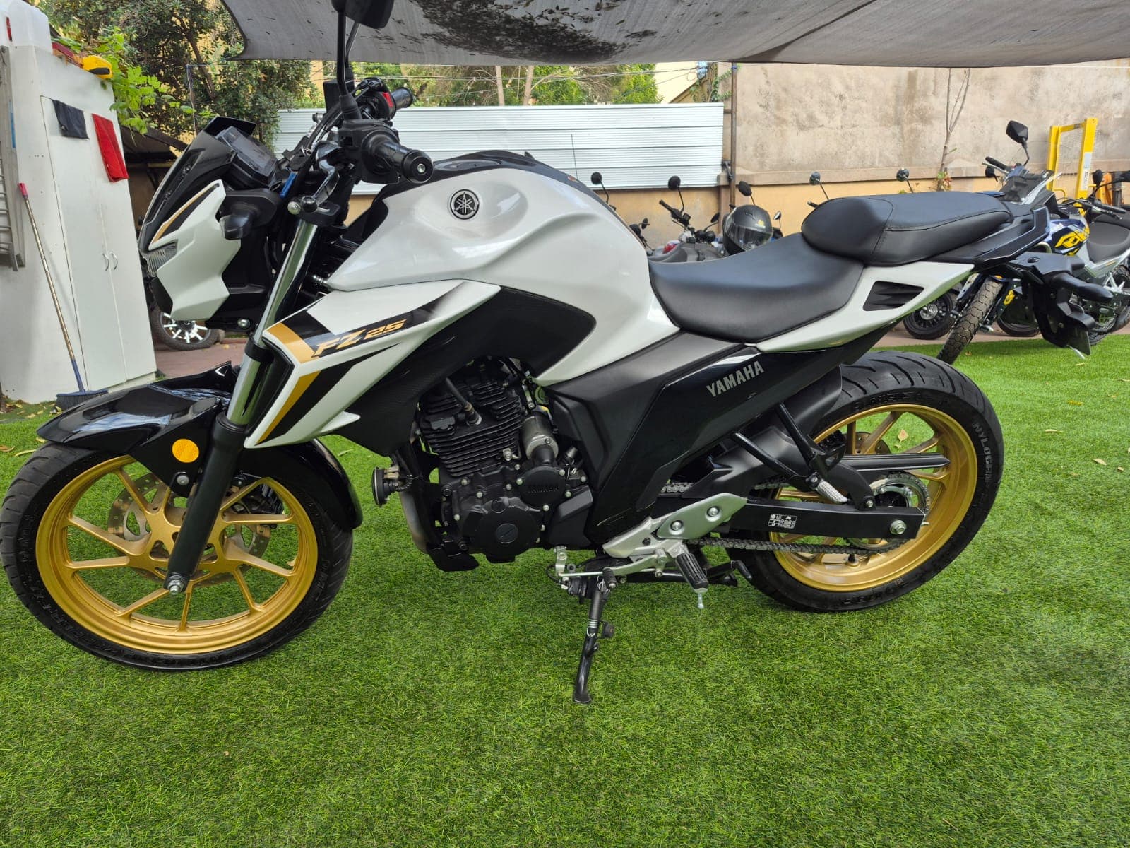 YAMAHA FZN 250 2026 4