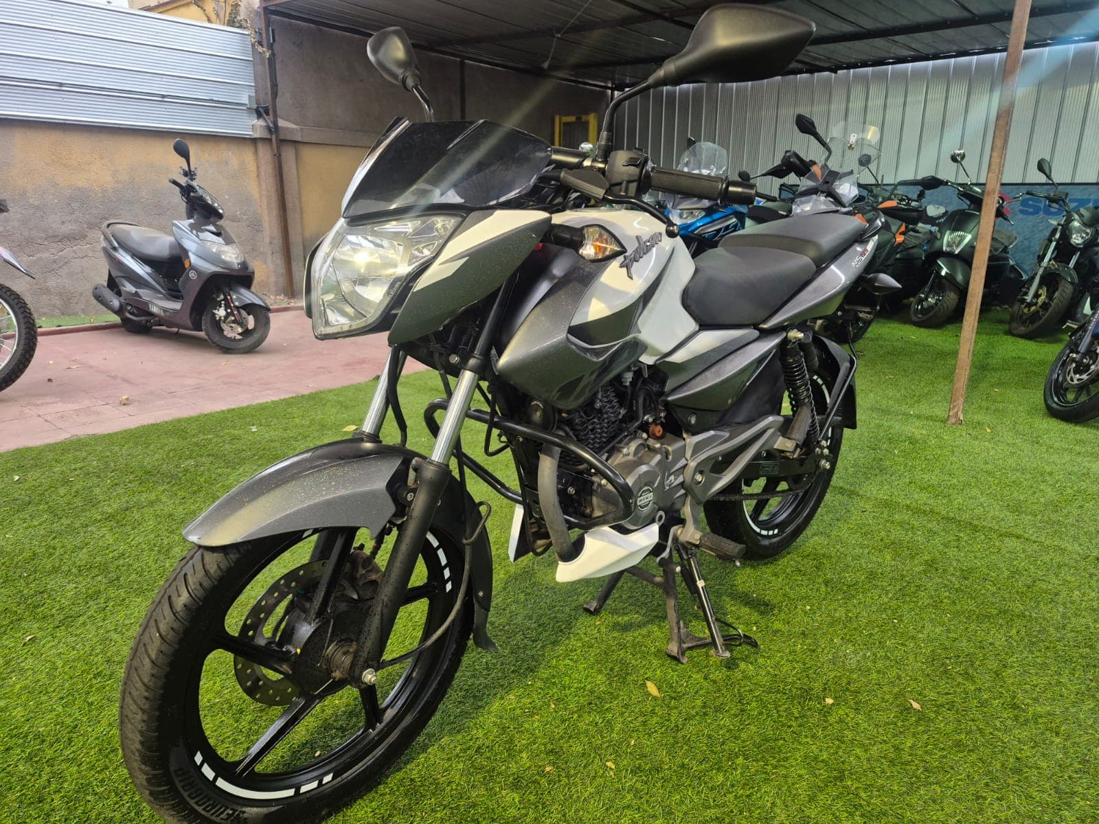 Bajaj Pulsar ns125 año 2025 6