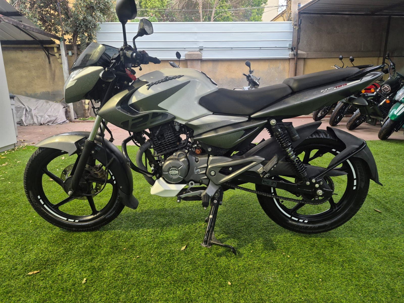 Bajaj Pulsar ns125 año 2025 5